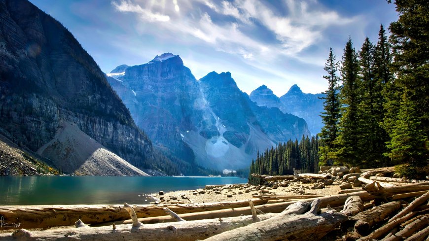 加拿大梦莲湖群山环抱碧水倒影蓝白风景电脑壁纸