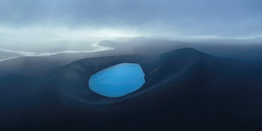 冰岛火山口湖蓝白静谧自然风景电脑壁纸