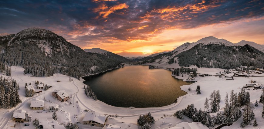 雪山湖泊冬日黄昏金橙蓝紫风景电脑壁纸