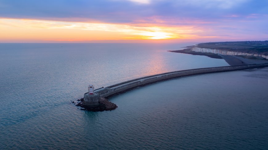 英国海岸灯塔日落航拍唯美风光风景电脑壁纸