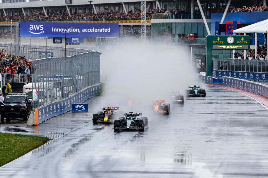 F1赛车雨中疾驰水花四溅灰蓝湿滑赛道汽车电脑壁纸