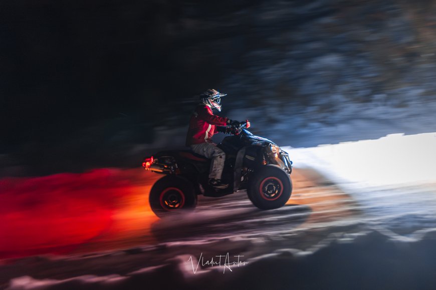 越野车夜驰雪地红光拖尾动感汽车电脑壁纸