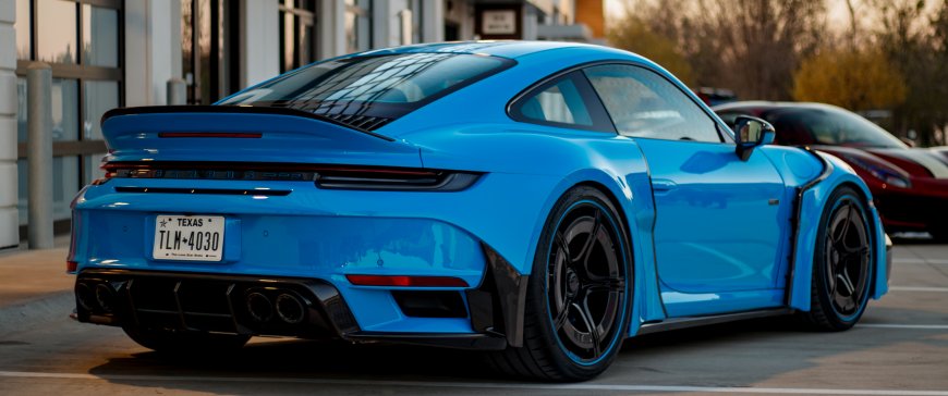 保时捷911GT3RS蓝黑宽体跑车侧后视角夕阳暖金汽车电脑壁纸