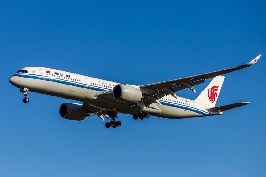 中国国际航空A350客机蓝白涂装起落架放下飞行姿态蓝天背景飞机电脑壁纸