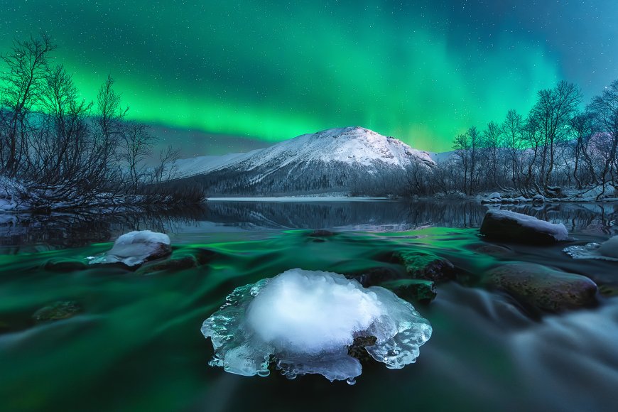极光绿幕雪山倒影湖面冰晶蓝绿自然风景电脑壁纸