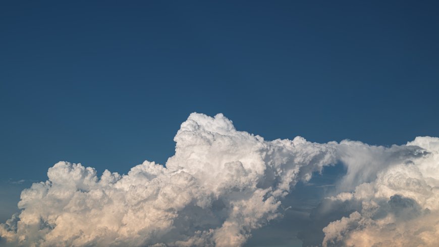 蓬松积雨云层叠起伏蓝白天空风景电脑壁纸