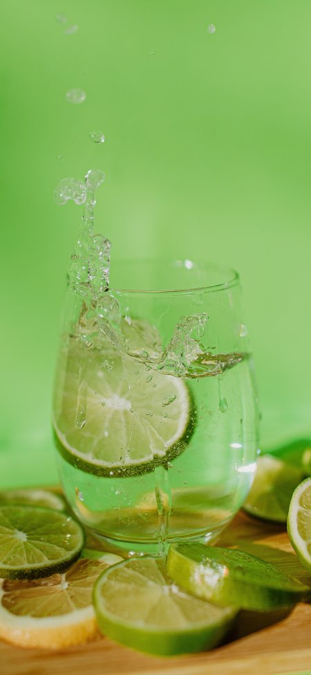 青柠气泡水飞溅瞬间清新绿意美食甜品手机壁纸