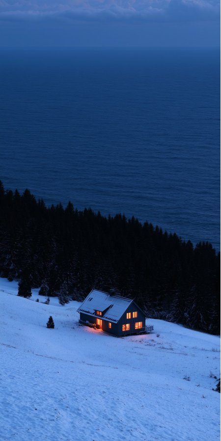 雪山小屋暖光映照蓝调夜景风景手机壁纸