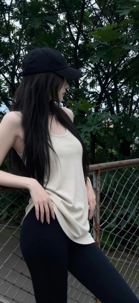 长发黑帽米白背心黑裤美女侧身倚栏绿荫人物摄影手机壁纸