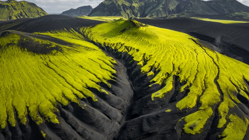 冰岛黑火山岩苔原绿黄交织自然风景电脑壁纸
