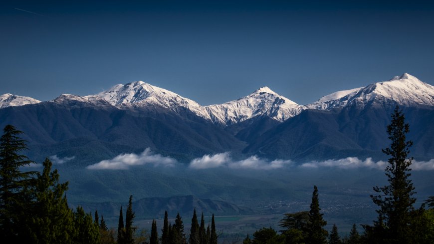 雪山连绵峰顶积雪云海缭绕蓝绿自然风景电脑壁纸