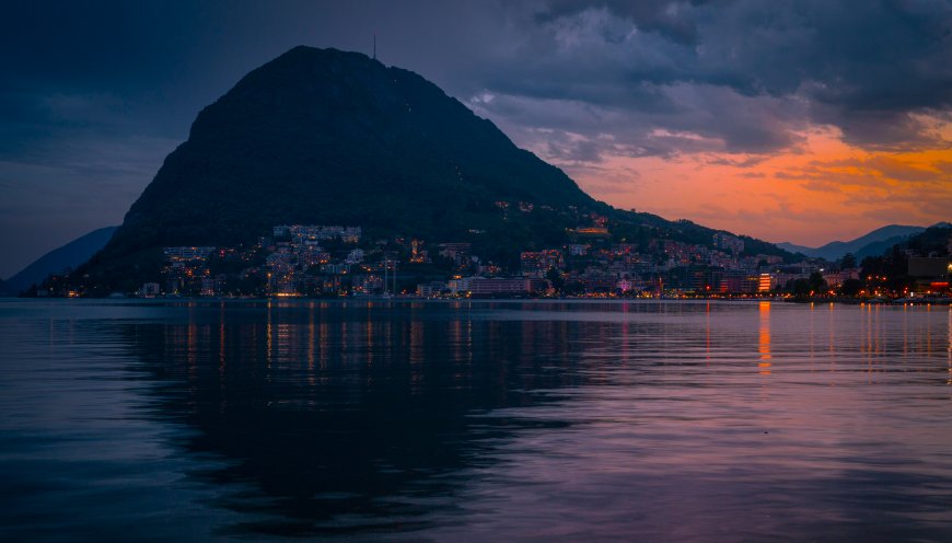 科莫湖畔山城夜色橙紫渐变风景电脑壁纸