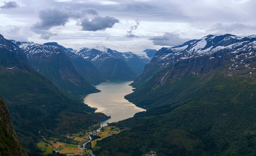 挪威峡湾雪山湖泊绿谷云影蓝灰风景电脑壁纸