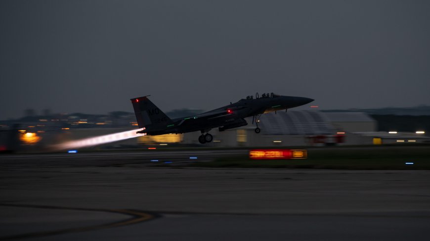 F15战斗机夜航起飞尾焰明亮暗灰军事科技电脑壁纸