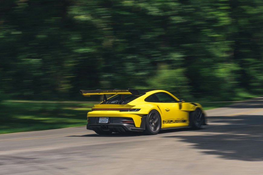 保时捷911GT3RS黄色超跑疾驰林间道路动感黄黑汽车电脑壁纸