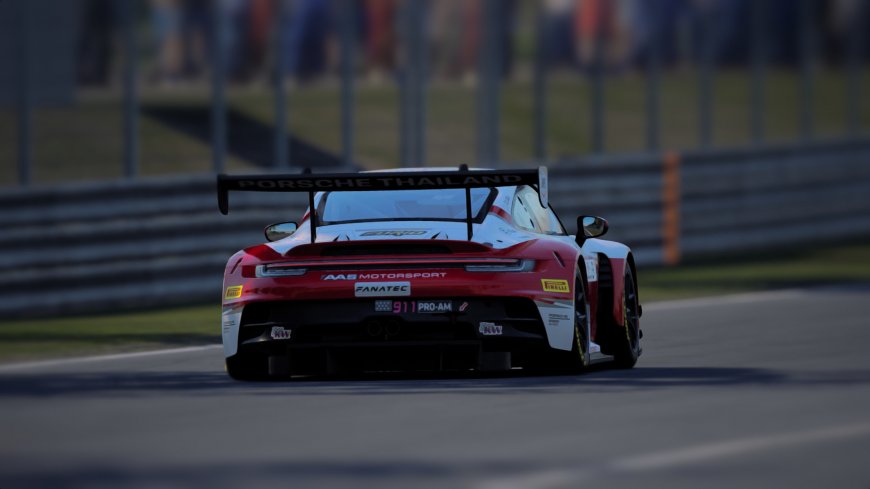 保时捷911GT3R赛车红白涂装赛道疾驰汽车电脑壁纸