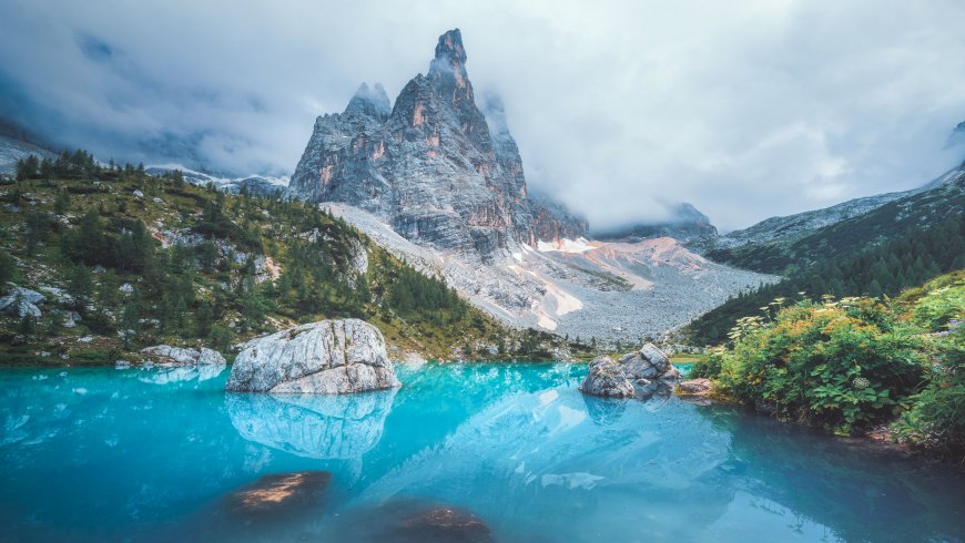 多洛米蒂山脉云雾缭绕碧湖倒影蓝白风景电脑壁纸