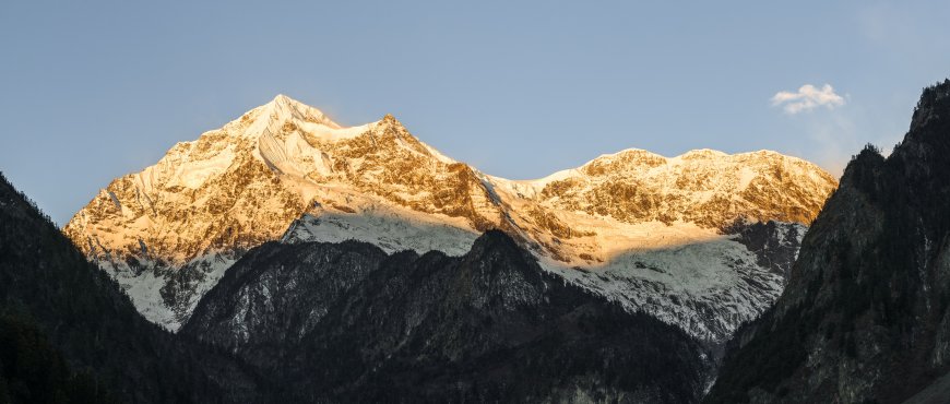 雪山金顶晨光洒落蓝白自然风景电脑壁纸