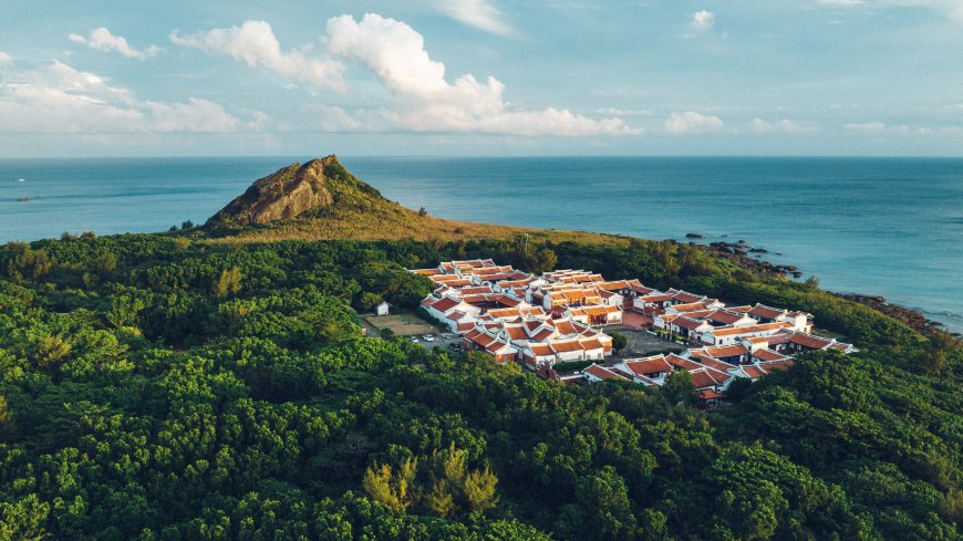 澎湖七美岛传统闽南聚落红瓦白墙绿林环抱蓝海风景电脑壁纸