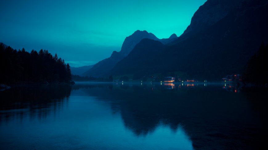 湖畔山村夜色倒影深蓝静谧风景电脑壁纸