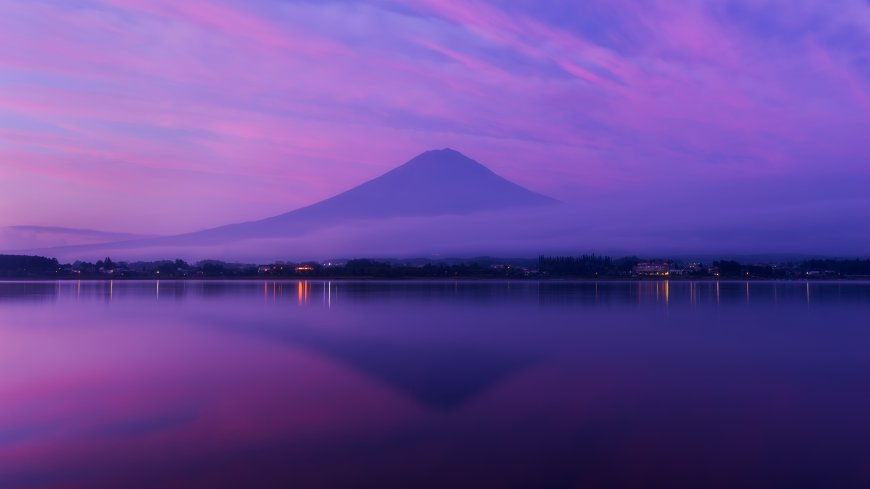 富士山晨雾倒影湖面紫粉渐变风景电脑壁纸