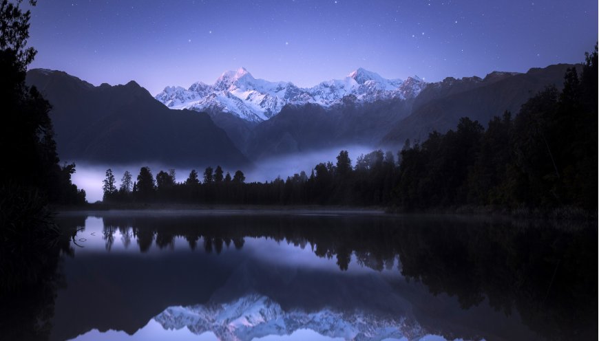 雪山倒影湖面星夜蓝紫风景电脑壁纸