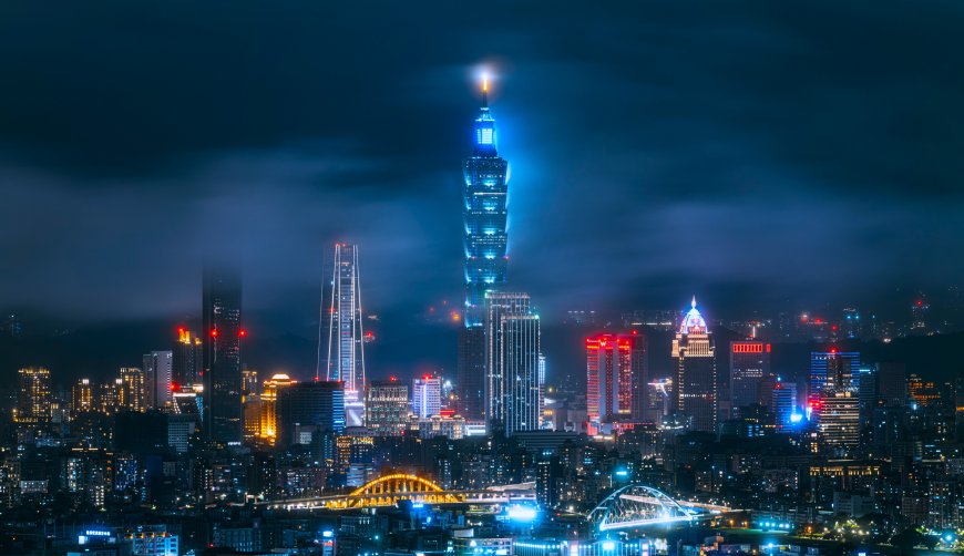 台北101大楼夜景云雾缭绕蓝紫霓虹城市建筑电脑壁纸