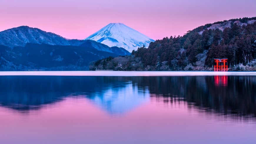 富士山雪顶倒影湖面红鸟居粉紫风景电脑壁纸