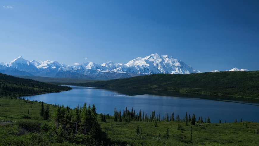 德纳里峰雪顶倒影湖蓝绿自然风景电脑壁纸