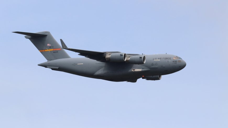 C17环球霸王III运输机灰蓝天空飞行军事科技创意电脑壁纸