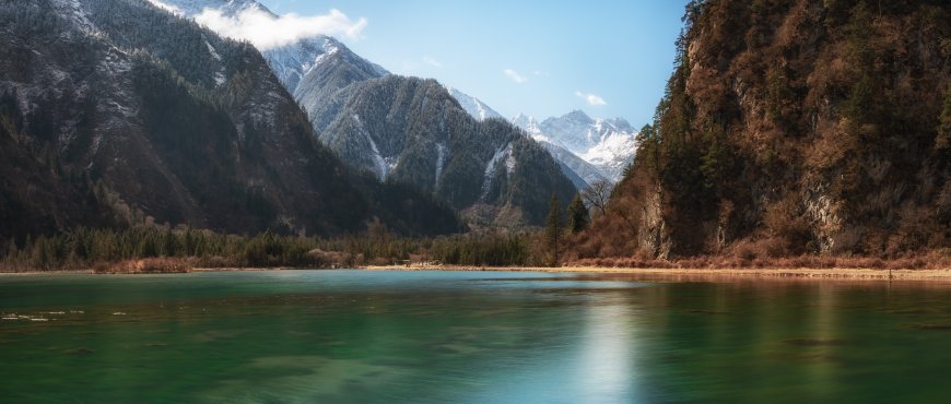 九寨沟五花海碧水倒影雪山蓝绿风景电脑壁纸