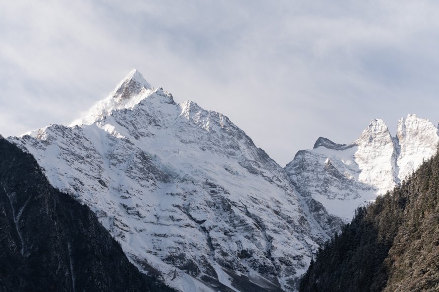 雪山巍峨积雪覆盖峰峦叠嶂蓝白风景电脑壁纸