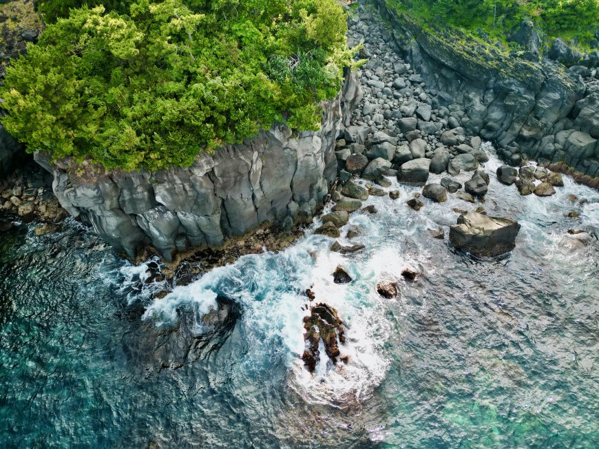 海岸悬崖绿植覆盖海浪拍打礁石蓝绿自然风景电脑壁纸
