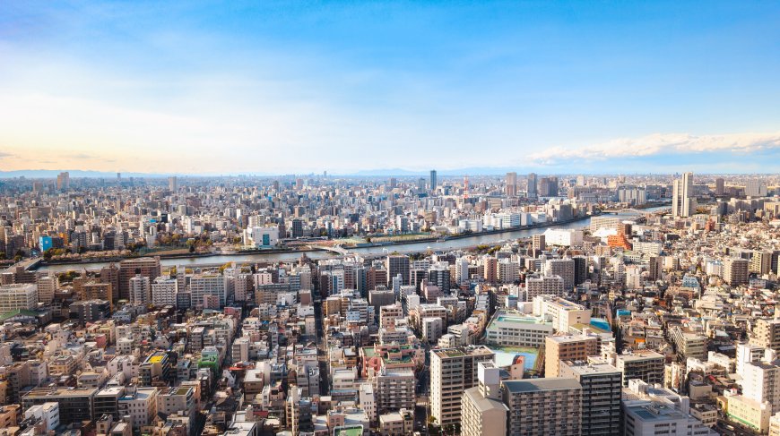 东京城市全景高楼林立河网交织蓝白晴空城市建筑电脑壁纸
