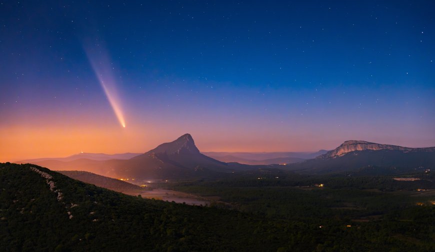 彗星划过星空山峦层叠橙紫渐变风景电脑壁纸