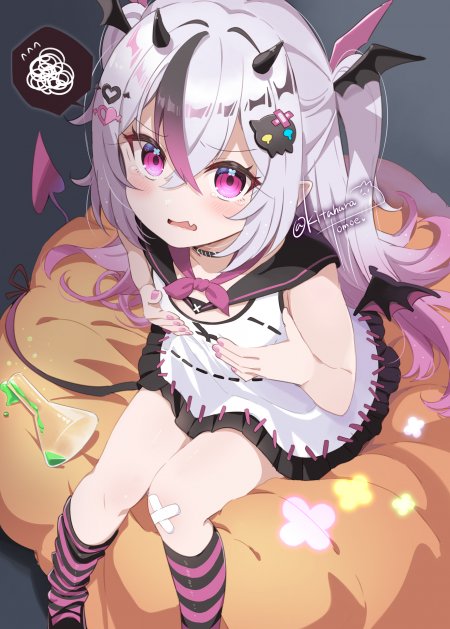 动漫角色银发粉瞳恶魔少女黑裙白袜紫黑条纹袜暖橙奇幻动漫手机壁纸