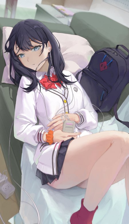 动漫少女黑发蓝眼校服躺卧听音乐淡粉紫动漫手机壁纸