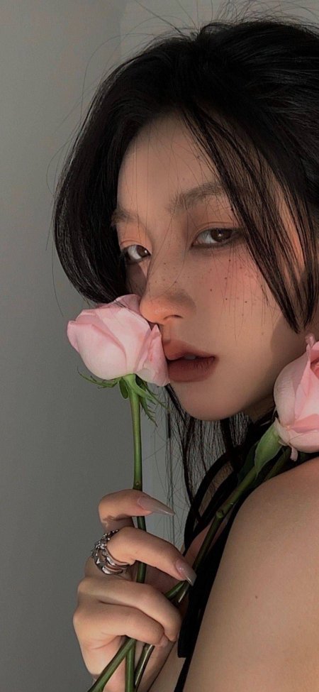 短发雀斑少女手持粉玫瑰暖调人物摄影手机壁纸
