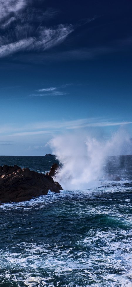 海浪拍击礁石飞溅白沫深蓝天空自然风景手机壁纸