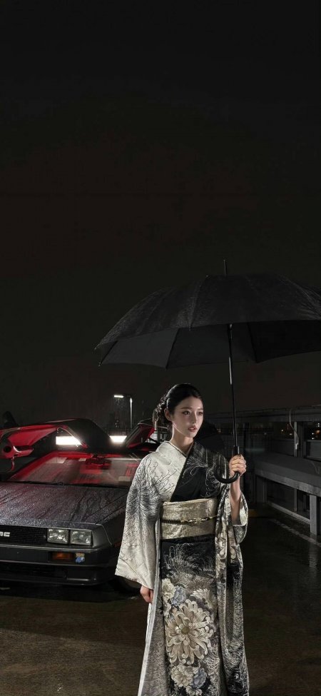 和服美女持黑伞夜雨中伫立银黑花纹和风暗调人物摄影手机壁纸