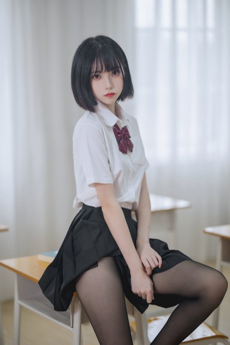 黑短发红领结白衬衫黑裙少女教室坐姿清冷人物摄影手机壁纸