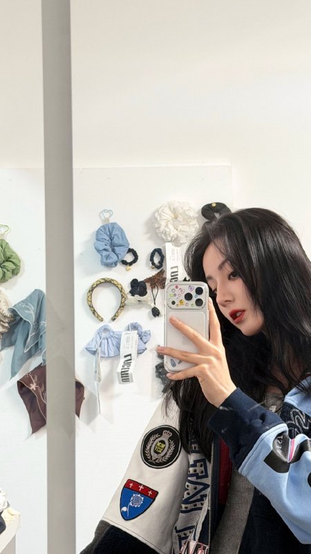 黑发红唇少女镜前自拍蓝白拼接夹克暖调人物摄影手机壁纸