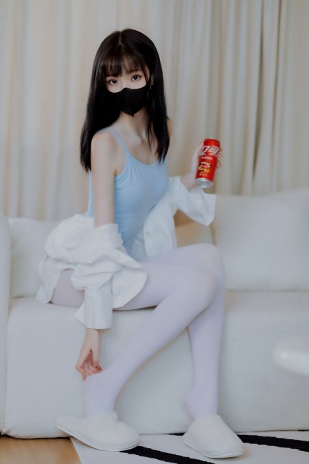 黑发齐刘海戴口罩少女蓝吊带白衬衫白袜拖鞋手持可乐罐暖白人物摄影手机壁纸
