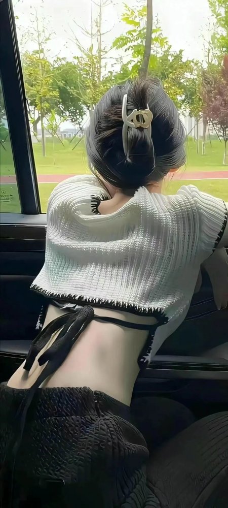 黑发少女车内回望绿意窗外白衫黑裙清新人物摄影手机壁纸