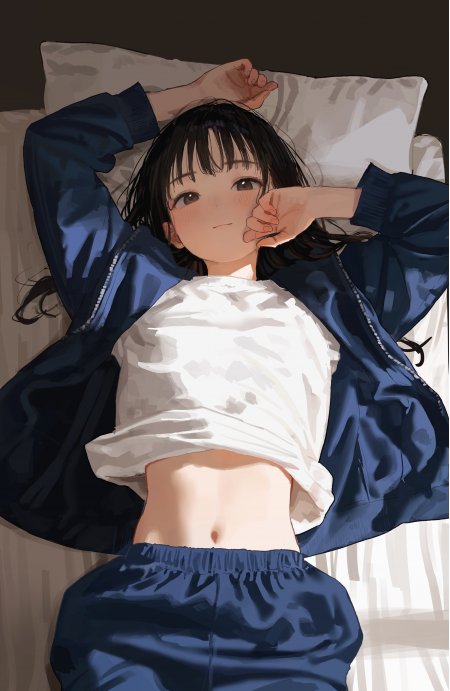 黑发少女躺卧床榻蓝白休闲装暖柔动漫手机壁纸