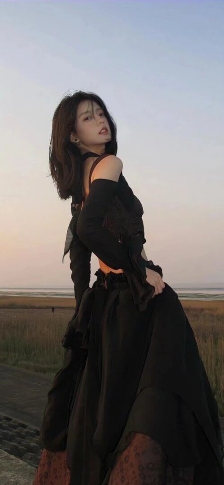 黑裙少女回眸侧身暖金人物摄影手机壁纸