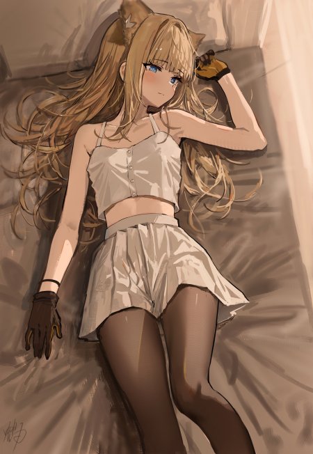 金发蓝眼猫耳少女白裙黑袜慵懒躺卧暖棕动漫手机壁纸