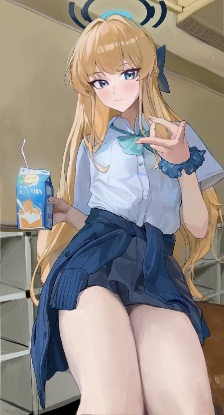 金发蓝眼少女校服手持奶茶微笑粉蓝动漫手机壁纸
