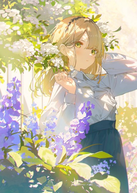 金发绿眸少女手持白花置身紫白花丛暖光动漫手机壁纸