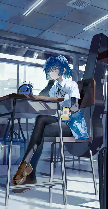 蓝发黄瞳少女教室托腮持手机冷蓝动漫手机壁纸
